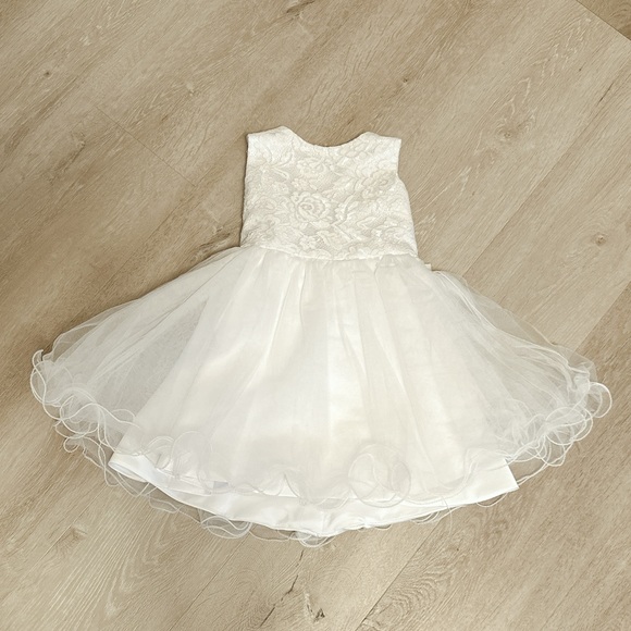White flower girl dress with bow in the back size 3T excellent condition - Picture 1 of 2